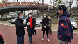 绿道建设公司党员先锋队 对锦城公园项目复工商家进行 疫情防控指导及慰问