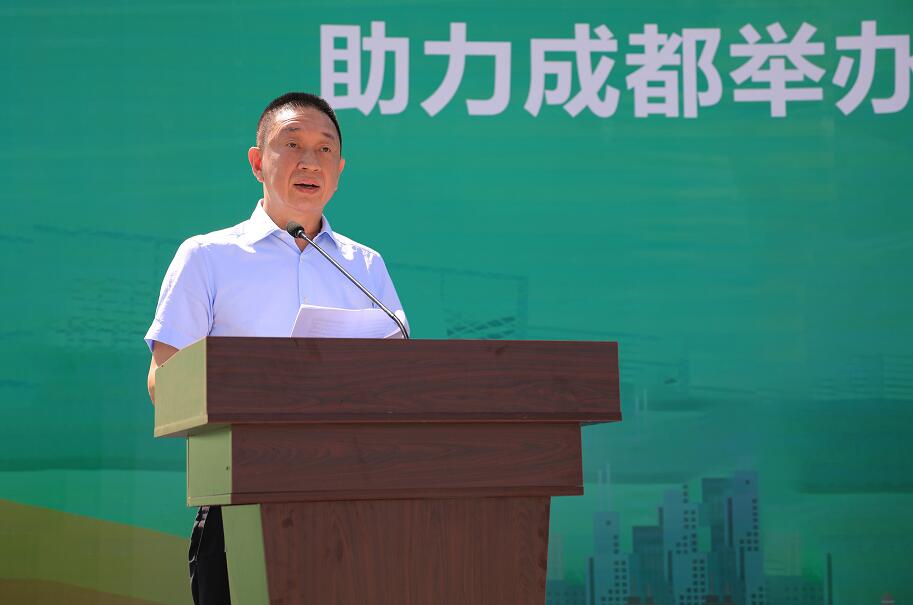 集团党委书记,董事长任志能为项目参建代表授予"攻坚先锋队"旗帜,并为